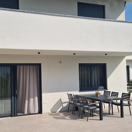 Leo Villa Porec