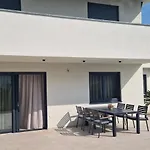 Leo Βίλα Πόρετς